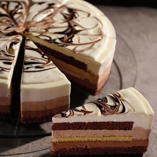 Bild von Chocolate Trilogy Pretagliata mit der Beschreibung Moussetorte mit mit dreierlei Schokolade, vorgeschnitten in 12 Stk./  Ø24cm