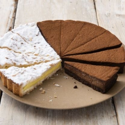 Bild von Bigusto Nonna e Macao mit der Beschreibung Großmutter-und Schokoladenkuchen je 1/2, in 14 Stück vorgeschnitten